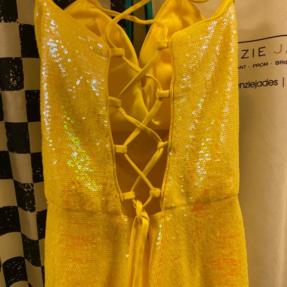 Yellow dress - Picture 3 of 5